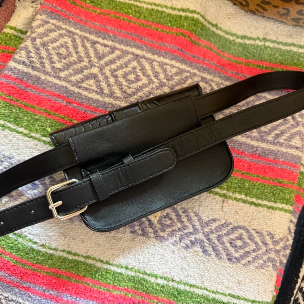 Black Croc-Embossed belt bag with cute buckle - Picture 7 of 7